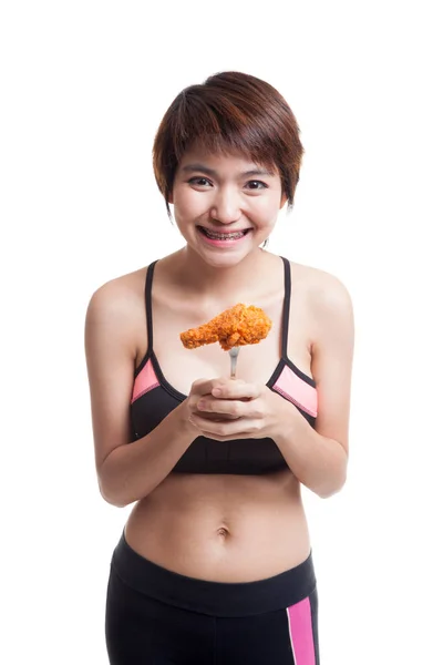 Schön asiatische gesunde Mädchen genießen gefeuert Huhn essen — Stockfoto