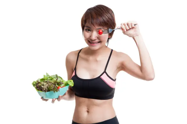 Krásná Asiatka zdravé těšit jíst salát. — Stock fotografie