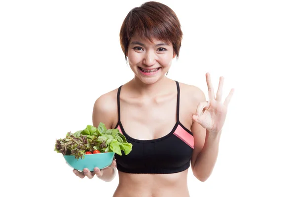 Schön asiatische gesunde Mädchen zeigen ok mit Salat. — Stockfoto