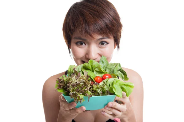 Hermosa chica sana asiática con ensalada . — Foto de Stock