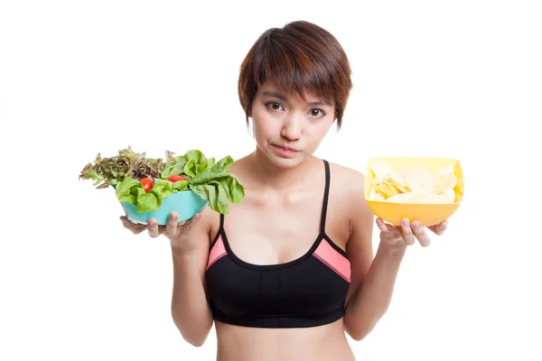 Schöne asiatische gesunde Mädchen Salat und Kartoffelchips. — Stockfoto