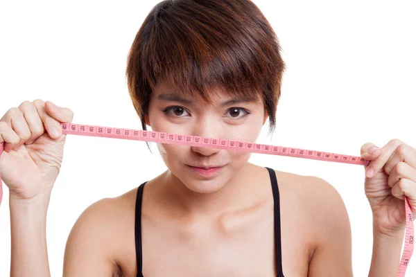 Teyp ölçme ile güzel Asyalı sağlıklı kız. — Stok fotoğraf