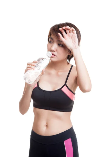 Hermosa chica sana asiática con botella de agua potable . — Foto de Stock