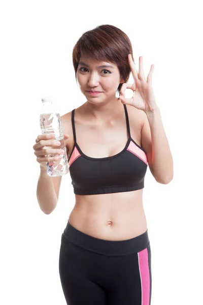 Krásná Asiatka zdravé s lahví pitné vody. — Stock fotografie