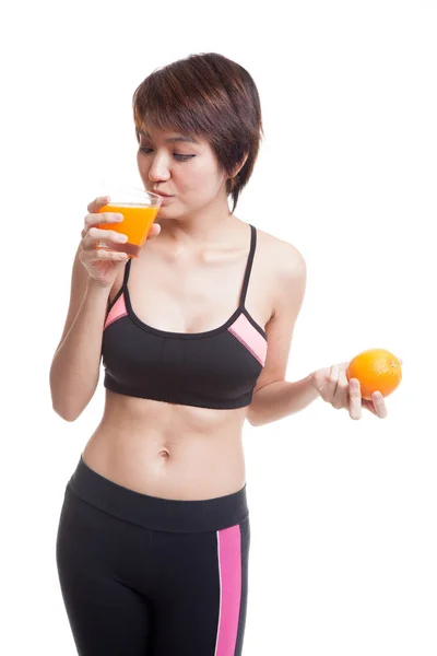 Όμορφο κορίτσι της Ασίας υγιή με χυμό πορτοκάλι και φρούτο πορτοκαλί. — Φωτογραφία Αρχείου