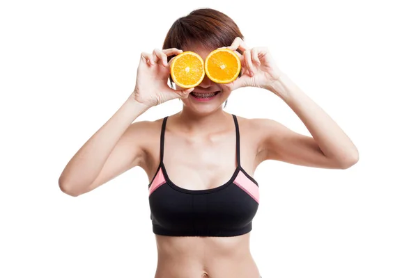 Mooie Aziatische gezond meisje met oranje vruchten in haar ogen. — Stockfoto
