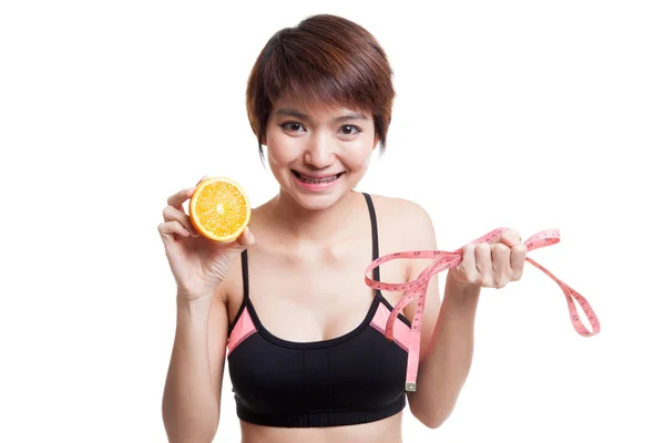 Asiatka zdravou dietu s oranž a měřicí pásky. — Stock fotografie