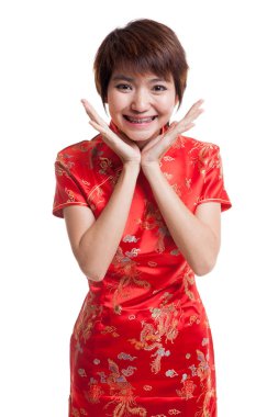 Çin cheongsam elbiseli mutlu Asyalı kız.