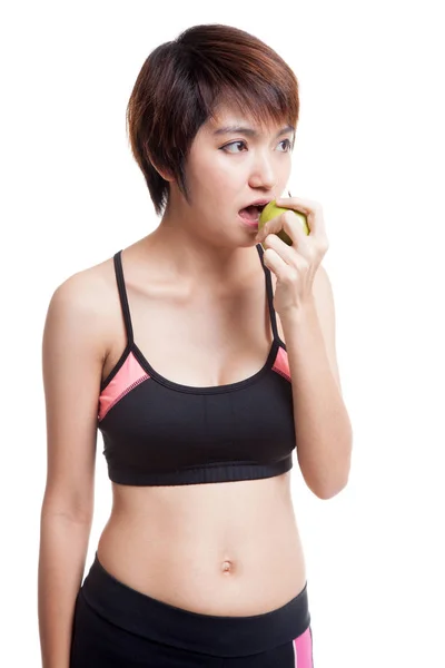 Азиатская здоровая девочка с красным яблоком . — стоковое фото