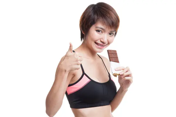 Vackra friska asiatisk tjej tummen upp med choklad. — Stockfoto