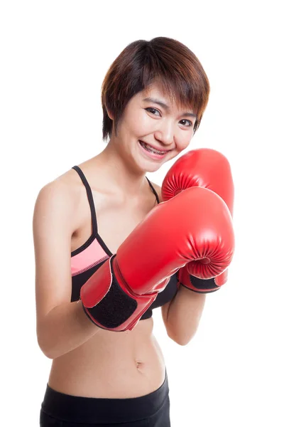 빨간 권투 글러브와 함께 아름 다운 건강 한 아시아 여자. — 스톡 사진