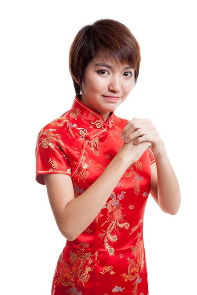 Asiatico ragazza in cinese cheongsam abito con gesto di congratula — Foto Stock