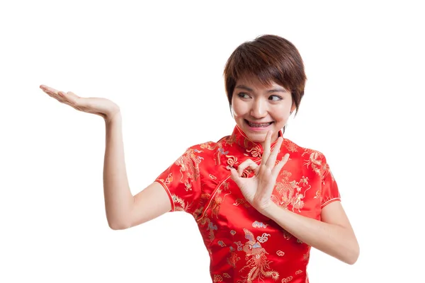 Aziatische meisje in chinese cheongsam jurk tonen Ok met lege ruimte — Stockfoto