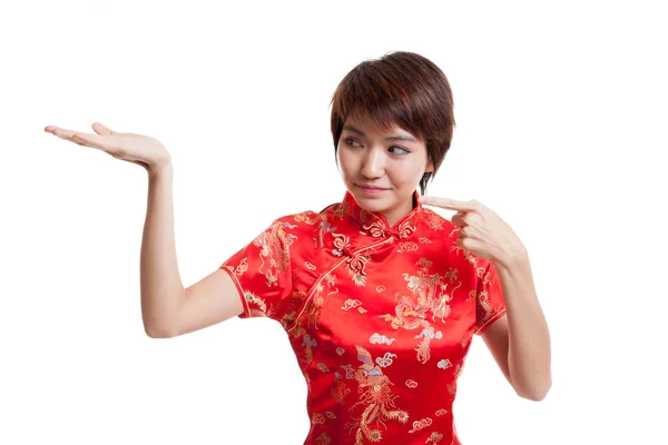 Chica asiática en cheongsam chino punto de vestido a espacio en blanco en h — Foto de Stock