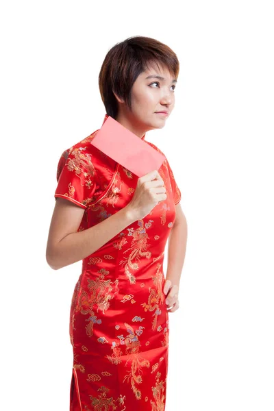 Asyalı kız cheongsam Çin elbise ile kırmızı zarf. — Stok fotoğraf