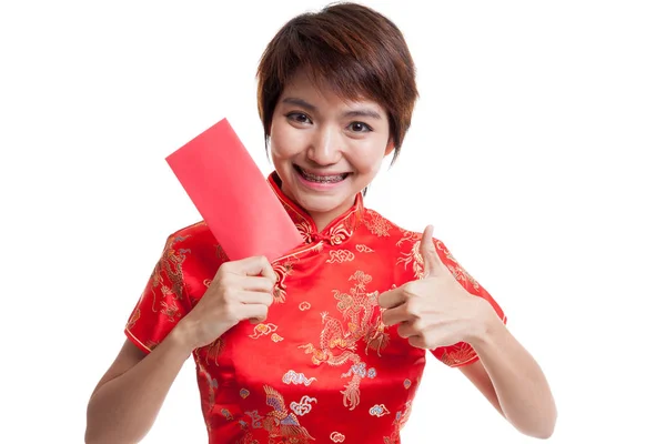 Asiatisk tjej i kinesiska cheongsam klänning tummen upp med röda omsluta — Stockfoto