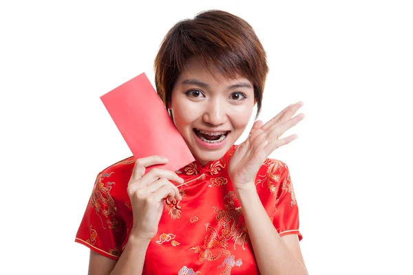 Asijská dívka v čínských cheongsam šaty s červenou obálku. — Stock fotografie