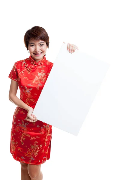 Asiatisk tjej i kinesiska cheongsam klänning med röda tomt tecken. — Stockfoto