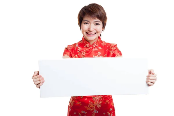 Aziatische meisje in chinese cheongsam jurk met rode leeg teken. — Stockfoto