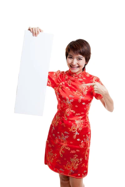 Asyalı kız cheongsam Çin elbise kırmızı boş işaretiyle. — Stok fotoğraf