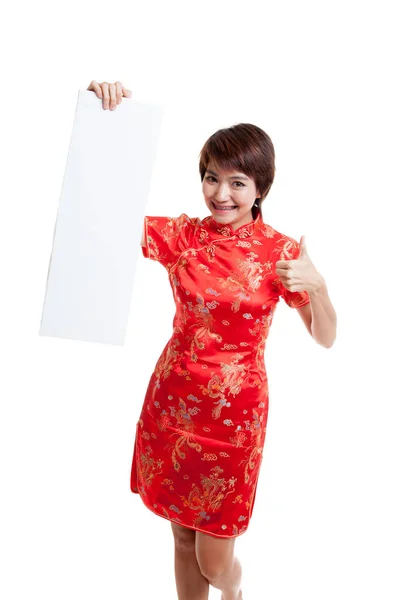 Asian girl in chinese cheongsam dress thumbs up with  red blank — Stock Photo, Image