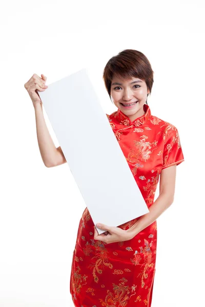 Asijská dívka v čínských cheongsam šaty s červenými prázdný znak. — Stock fotografie