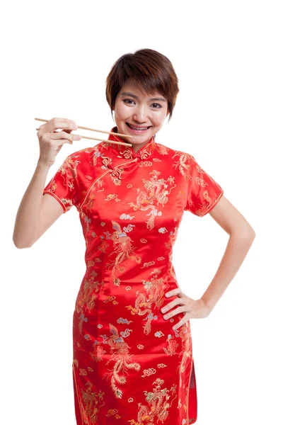 Chica asiática en vestido de cheongsam chino con palillos . — Foto de Stock