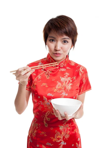 Chica asiática en vestido de cheongsam chino con palillos . — Foto de Stock