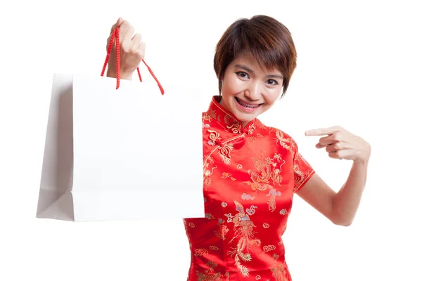 Asyalı kız alışveriş çantası ile Çin cheongsam elbiseli. — Stok fotoğraf