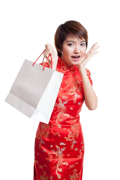 중국 치파오 드레스 쇼핑 가방에 아시아 소녀. — 스톡 사진