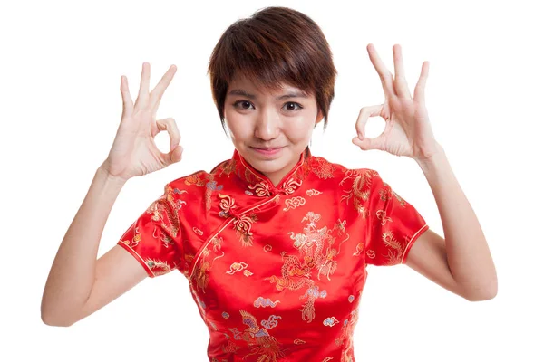 Asiática chica en chino cheongsam vestido espectáculo OK signo . — Foto de Stock