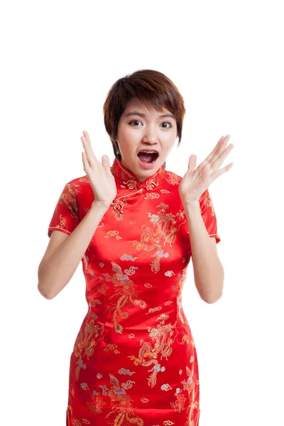 Возбужденная азиатка в китайском платье из чхонсам . — стоковое фото