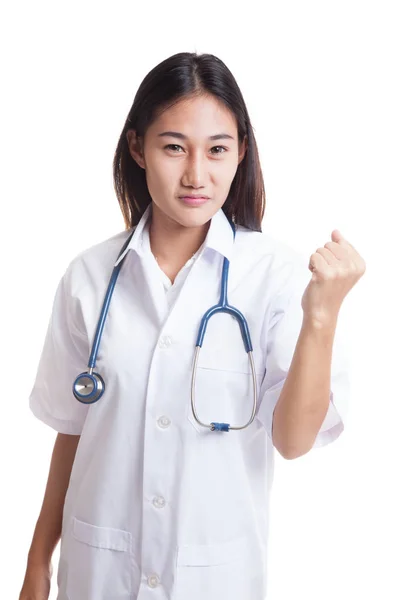 Портрет уверенности молодой женщины-врача держит кулак . — стоковое фото