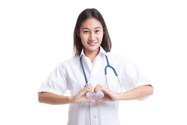 Portret van Aziatische vrouwelijke arts hart hand teken weergeven. — Stockfoto