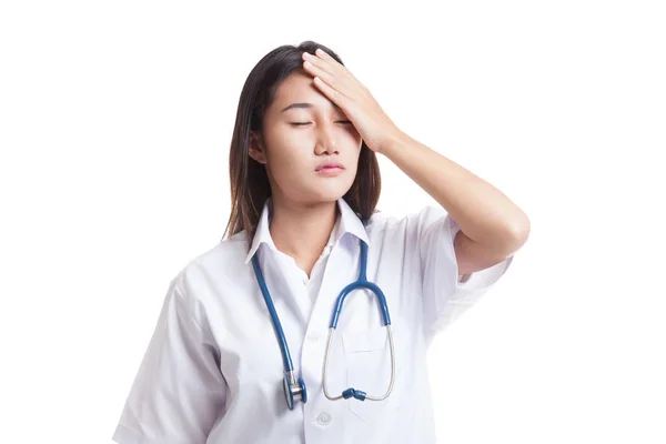 Asiática jovem médico tem dor de cabeça . — Fotografia de Stock