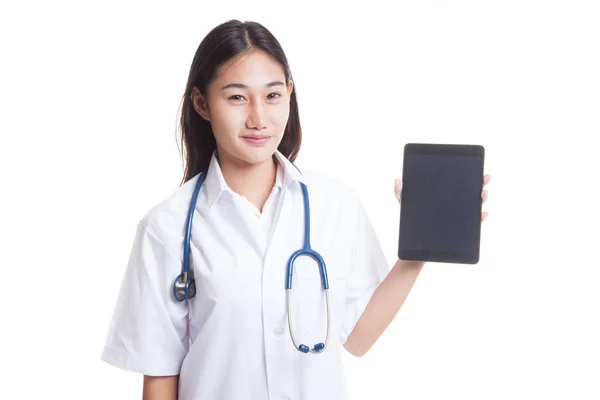 Asijské mladý ženský lékař Ukázat počítače tablet pc. — Stock fotografie