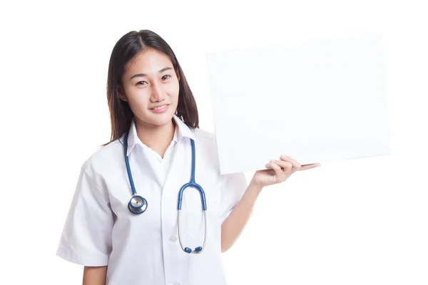 Young Asian female doctor show a blank sign. — Stock Photo, Image