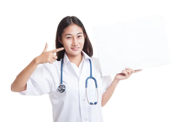 Tineri asiatic femeie doctor punct la un semn gol . — Fotografie, imagine de stoc
