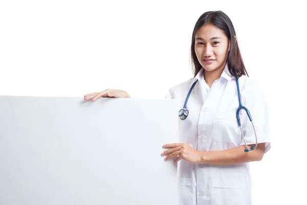 Young Asian female doctor hold a blank sign. — Stock Photo, Image