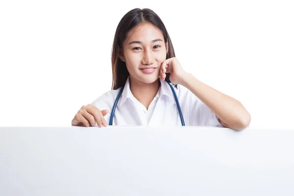 Giovane asiatico femmina medico standing dietro bianco cartellone bianco . — Foto Stock