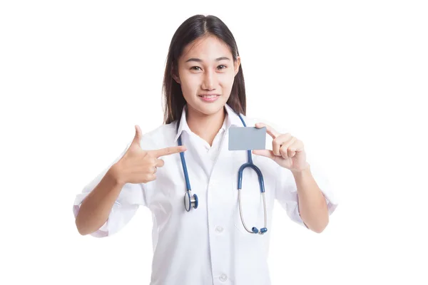 Asiática jovem médico apontar para cartão em branco . — Fotografia de Stock