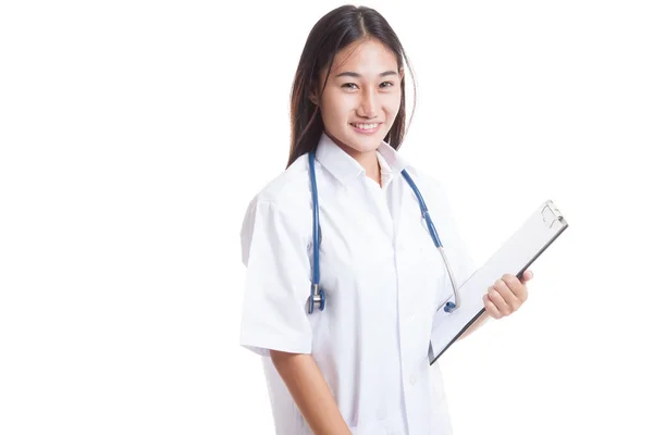Unga asiatiska kvinnliga läkare håller ett urklipp. — Stockfoto