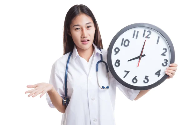 Colère jeune asiatique femme médecin avec un horloge . — Photo