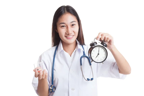 Fiatal ázsiai nő orvos boldog óra és tabletták megjelenítése. — Stock Fotó