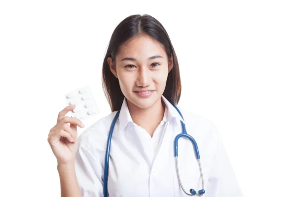 Junge asiatische Ärztin lächelt mit Blisterpackung von Tabletten. — Stockfoto