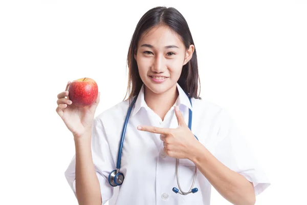Junge asiatische Ärztin zeigen auf einen Apfel. — Stockfoto