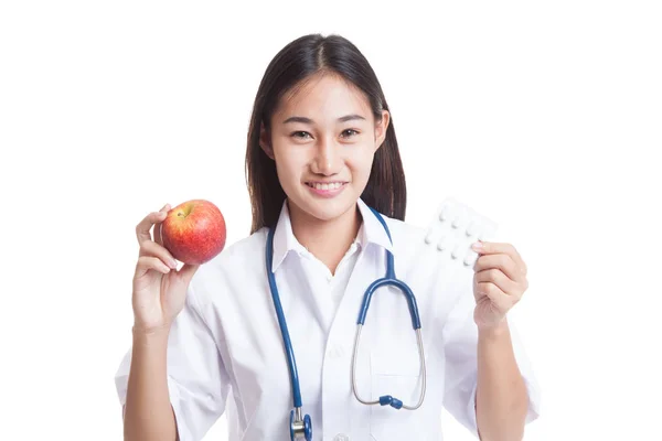Jovem asiática médica com pílulas e maçã . — Fotografia de Stock