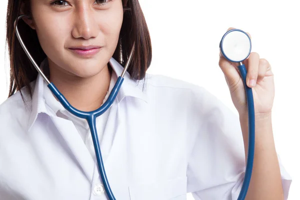 Jeune asiatique femme médecin avec stéthoscope . — Photo