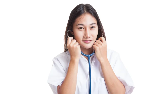 Asiática jovem médico segurar estetoscópio . — Fotografia de Stock