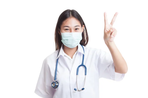 年轻的亚洲女性医生显示胜利的手势. — 图库照片